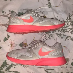 Nike shoes thumbnail 1