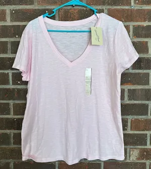 Universal Threads NWT Pink Short Sleeve V-Neck Tee thumbnail 1