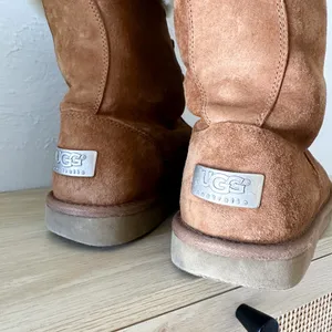 UGG | Australia Montclair Cuffed‎ Suede Sheepskin Lace-Up Boots in Chestnut thumbnail 7