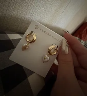 BNWT Kendra Scott Sasha Heart in Gold Huggies w/Pearl Heart Charm $90 thumbnail 2