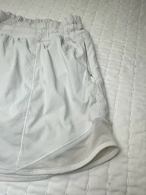 Lululemon Athletica Cream Women's Athletic Shorts - Elastic Waist in Size 12 thumbnail 7