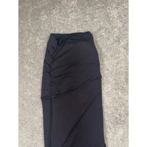 lululemon black leggings Size 8 ruched 25in Pockets thumbnail 2