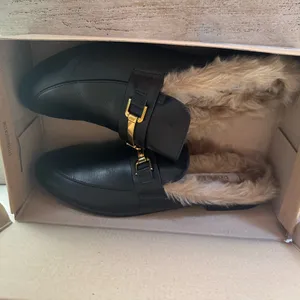Steve Madden Black Leather Fur-Lined Mule with Gold Horsebit thumbnail 5
