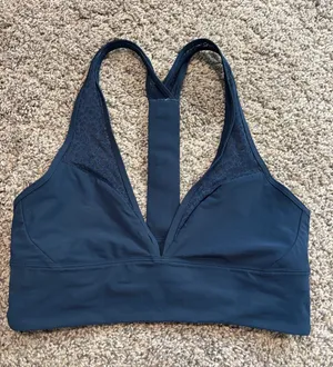 Lululemon Twist & Train Bra size 4 thumbnail 1