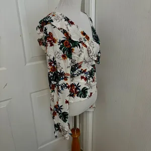 Gimmicks by BKE Floral Wrap Blouse H5 thumbnail 5