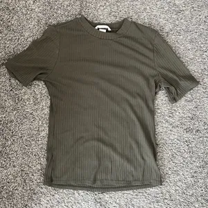 NWOT H&M olive green ribbed long tee shirt thumbnail 1