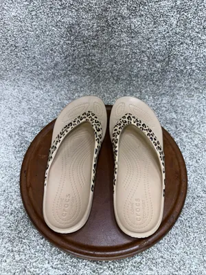 Crocs women’s leopard print flip flops size 9 thumbnail 5