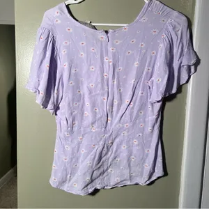 Loft Women's Size 4 Daisy Print Flutter‎ Sleeve Blouse Light Purple V-Neck Zip thumbnail 5