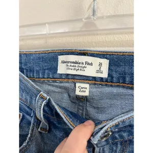 Abercrombie Curve Love Ultra High Rise Ankle Straight Jeans Size 26/2‎ thumbnail 4