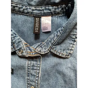 H&M Denim Shirt Women’s Oversized Grunge Y2K Distressed Rose Graphic Jean Top thumbnail 4