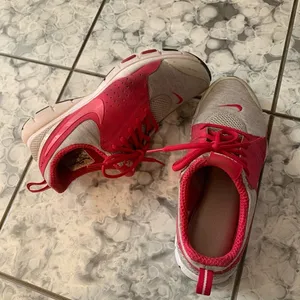 NIKE Womens Pink & Grey Running Sneakers Size 6 thumbnail 1