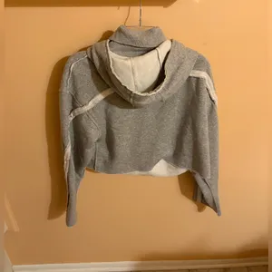 Alo Yoga Effortless Gray Cropped Hoodie thumbnail 4