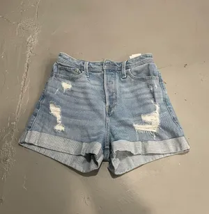 Hollister Ultra High-Rise Mom Shorts thumbnail 1