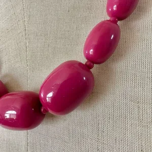 Chunky pink beaded necklace Pink thumbnail 2
