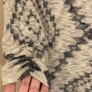 JohnPaulRichard M Southwest Boho Geometric Sweater Tan Gray Tunic Sharkbite Hem thumbnail 8