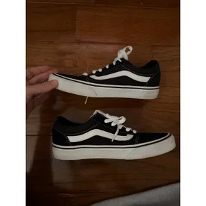 Vans Old Skool Black White Low Top Suede Canvas Skate‎ Shoes Womens 7.5 thumbnail 2