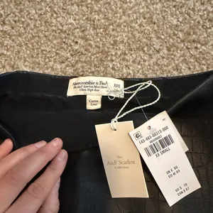 Abercrombie Faux Croc Mini Skort- Black thumbnail 4