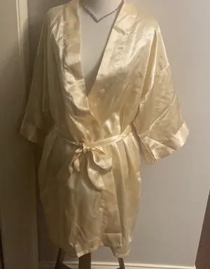 Bridesmaid satin robe thumbnail 1