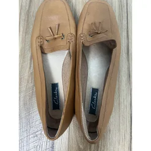 Vtg Clarks Wm 8M Genuine Leather 76946 Tan Brown Flat Loafers Square Toe Bow thumbnail 4