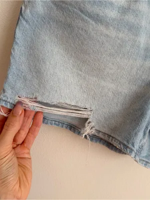 NWT American Eagle Strigid Relaxed Denim Shorts Light Wash Distressed Size 6 28W thumbnail 2