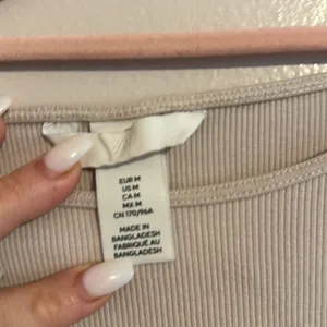 H&M Basic Top thumbnail 2