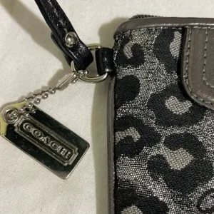 Coach Leopard Print Jacquard Wristlet Wallet Metallic Silver Black thumbnail 4