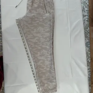 Athleta Cabo Tide‎ Linen Jogger Neutral Beige Tan Camo Print Pants - Size 6. thumbnail 10