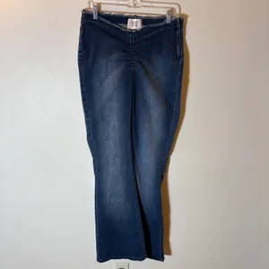 BDG Urban Outfitters Ruched Dipped V Flare Jeans Size 30 Dark Wash Blue thumbnail 2