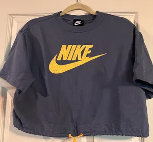 Nike Women’s Cropped Sweatshirt thumbnail 1
