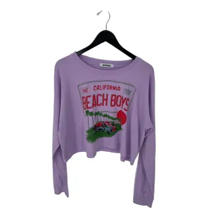 Daydreamer LA Women's Beach Boys License Plate Crop L/S Merch Tee Lavender S $98 thumbnail 2