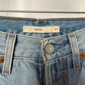 Levi's Wedgie Distressed‎ Raw Hem Jeans in Blue Size 27 thumbnail 4