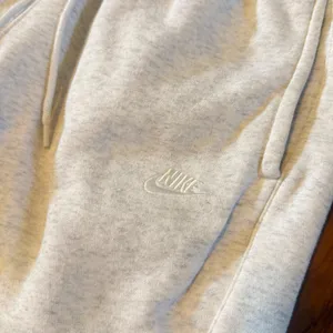Nike Sportswear Essential Fleece Joggers Oatmeal Heather Grey Womens Small thumbnail 3