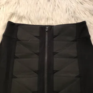 Body by Victoria Victoria's Secret Women's Size 2 Bodycon Mini Skirt Front‎ Zip thumbnail 2