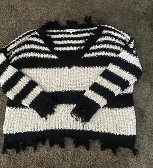 Miracle Black and White V-Neck Sweater Size M/L 0269 thumbnail 1