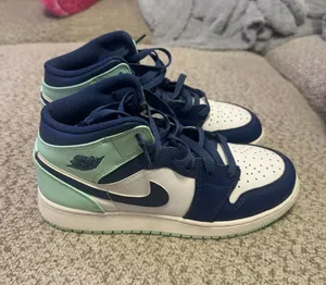 Women’s nike jordan mids  thumbnail 1