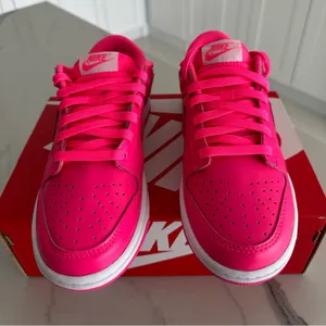 Nike Dunk Low Hyper Pink Sneakers thumbnail 3