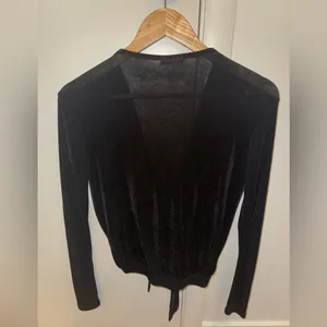 Showpo CORTEZ PLUNGING CENTRE FRONT WAIST TIE TOP IN BLACK thumbnail 5