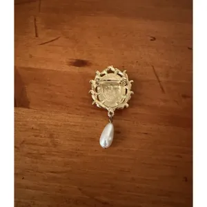 Vintage Victorian Revival Faux Onyx Pearl Drop Brooch Gold Tone Filigree Pin thumbnail 6