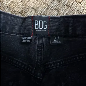 Urban Outfitters BDG Girlfriend High-Waisted Denim Short – Black, Size 27 thumbnail 3