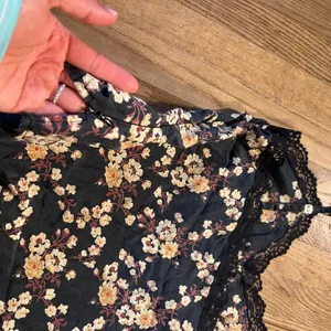 American Eagle Outfitters 100% Silk Floral Lace Trim Cami Tank Top Black Size 14 thumbnail 4