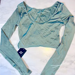 Halara NWT green athletic top XS thumbnail 1