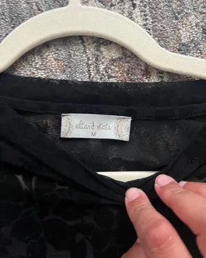 BLACK TOP IN SIZE MEDIUM thumbnail 2