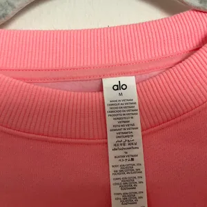 Alo Yoga Cropped Accolade Crewneck Neon Bubblegum M thumbnail 5