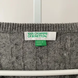 United Colors of Benetton M‎ Gray Cashmere V-Neck Cable Knit Sweater Pullover thumbnail 5