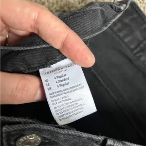 American Eagle Outfitters Black Distressed High Rise Mom Jeans Size 4 Denim thumbnail 2