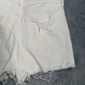 Abercrombie & Fitch the mom short high rise Jean Shorts white thumbnail 7