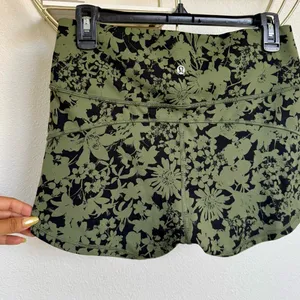 Lululemon In Movement Short Everlux 2.5" SIZE 10 sporty thumbnail 5
