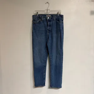 Levi’s Medium Wash Wedgie Straight Crop Jeans Sz 32 thumbnail 2