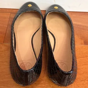 Tory Burch Ballet Flats Womens Black Quilted‎ Patent Leather Gold Logo 7.5M thumbnail 3