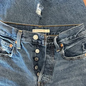 Levis 501 Faded Distressed Ribcage Straight Ankle Jeans Inseam 27" Size 24 thumbnail 2